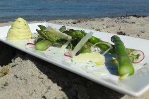 Grønne-asparges-fra-Samsø-med-røget-kartoffelcreme