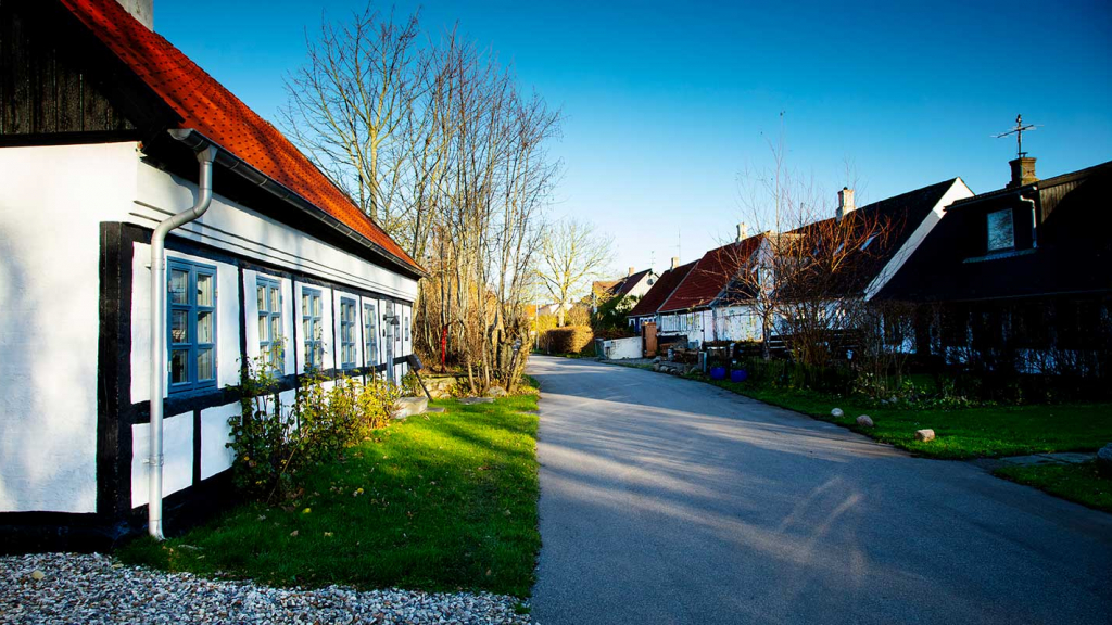 Ørby-Samsø-gadebillede-bindingsværk-og-blå-vinduer