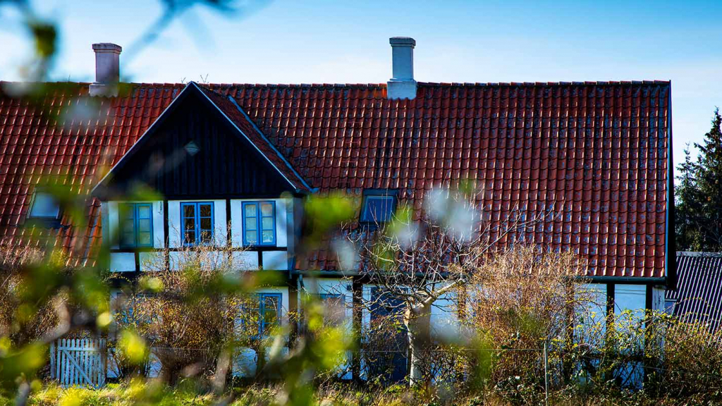 Ørby Samsø gård med bindingsværk blå døre og vinduer