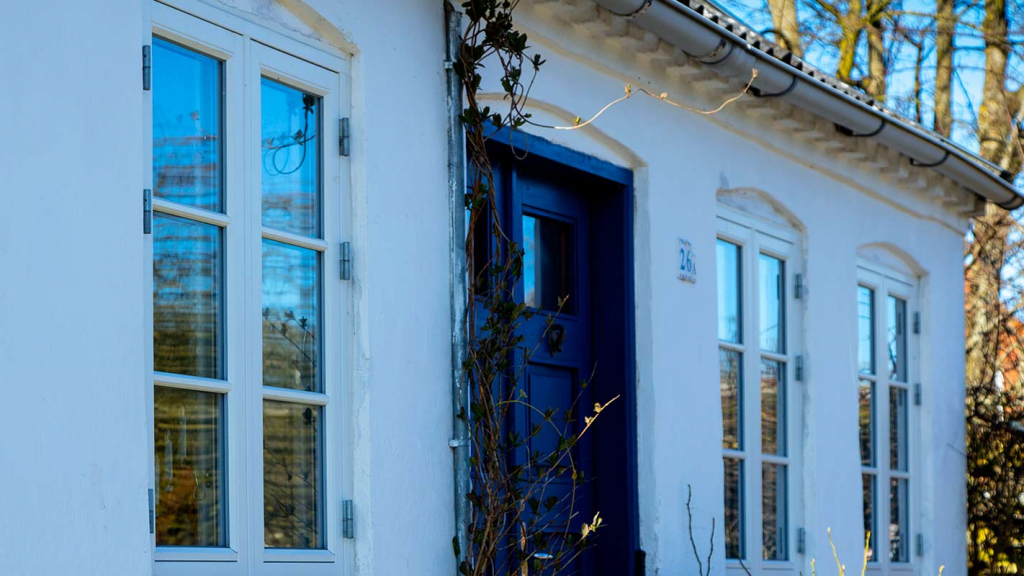 Ørby Samsø hvidkalket hus med smuk blå dør