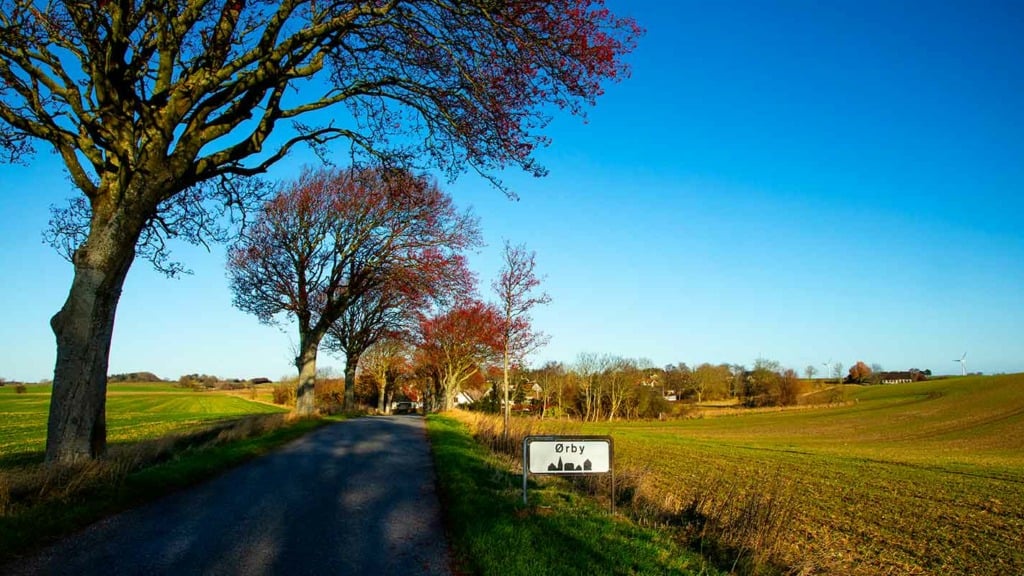 Ørby-Samsø-på-vej-mod-landsbyen-i-forårssolen