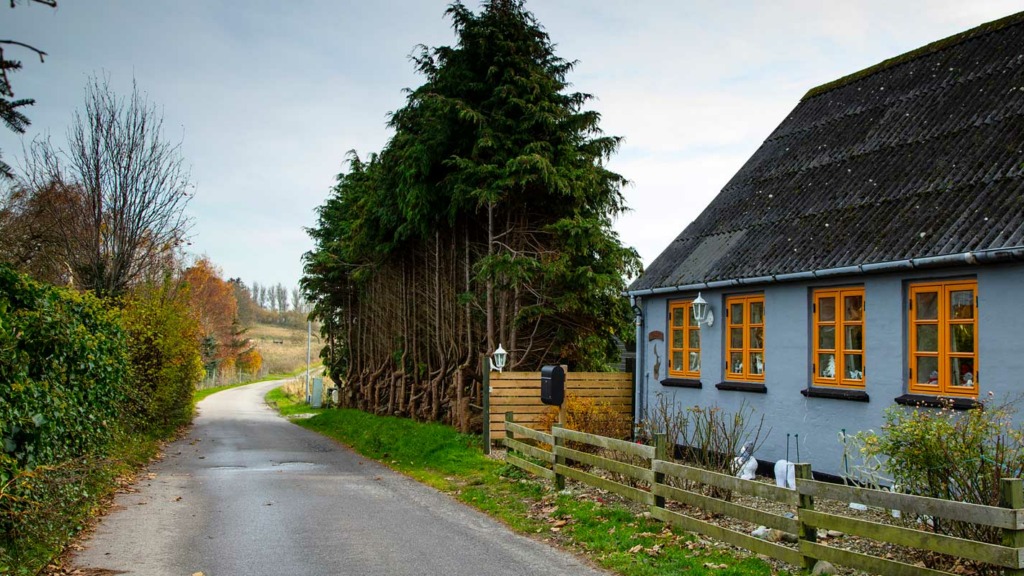 Langemark Samsø - lille blåt hus med gule vinduer