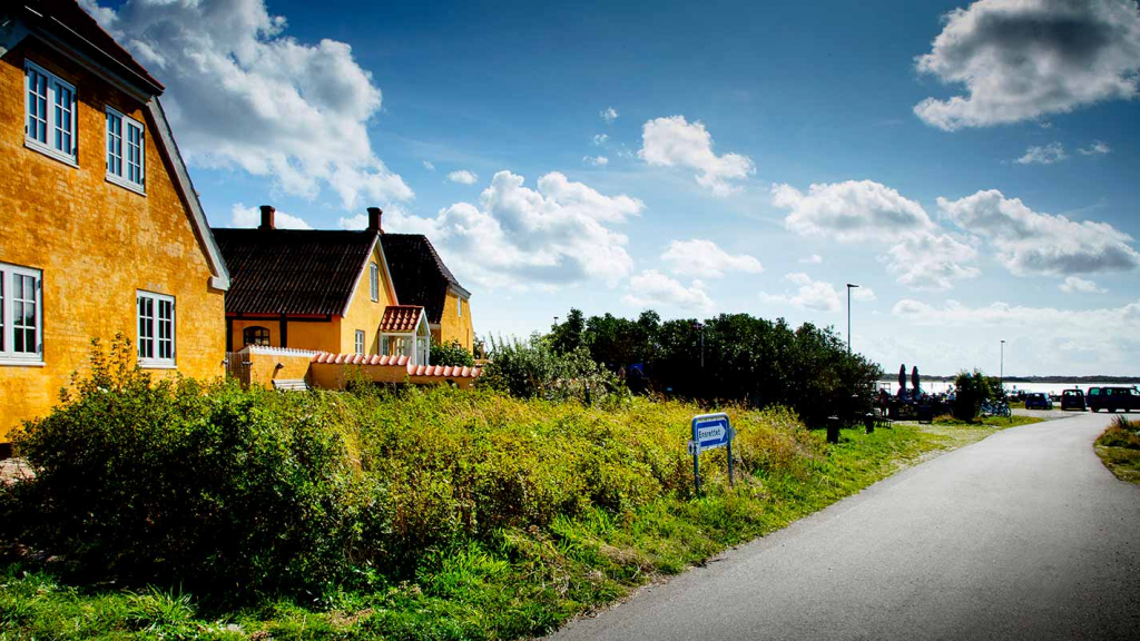 Langør-Samsø-gule-huse-set-fra-den-ensrettede-vej