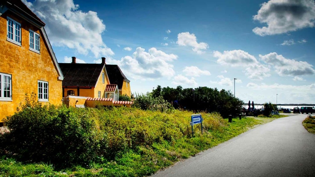 Langør-Samsø-gule-huse-set-fra-den-ensrettede-vej