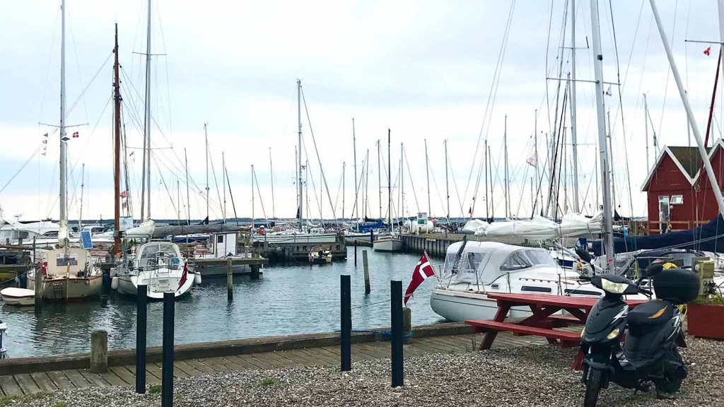 Mårup havn lystsejlere set fra molen