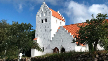 Onsbjerg Kirke set fra vejen - Samsø