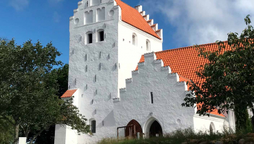 Onsbjerg Kirke tårn og indgangsparti Samsø