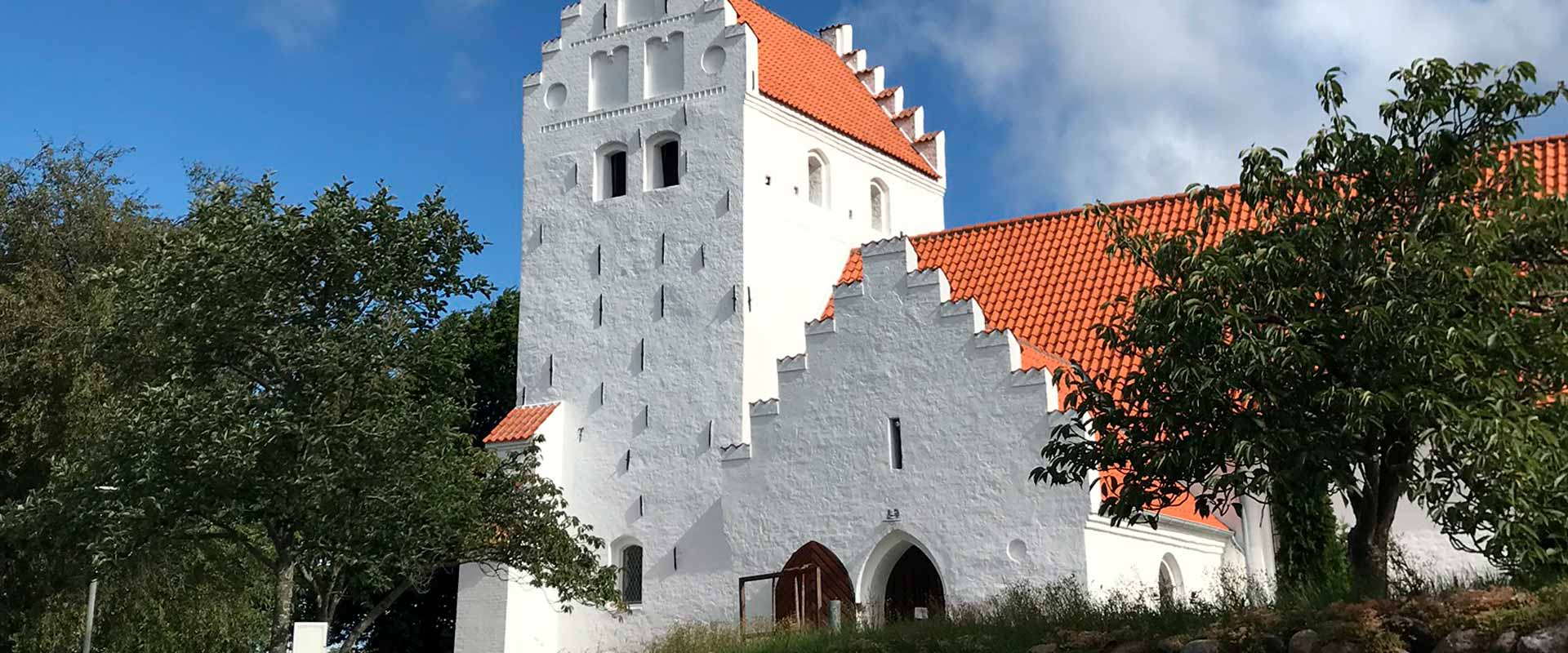 Onsbjerg Kirke tårn og indgangsparti Samsø
