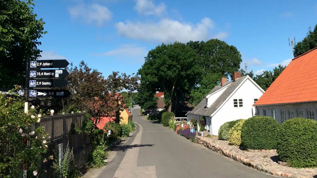 Onsbjerg-Søndergade-mod-vest-Samsø_1440x800