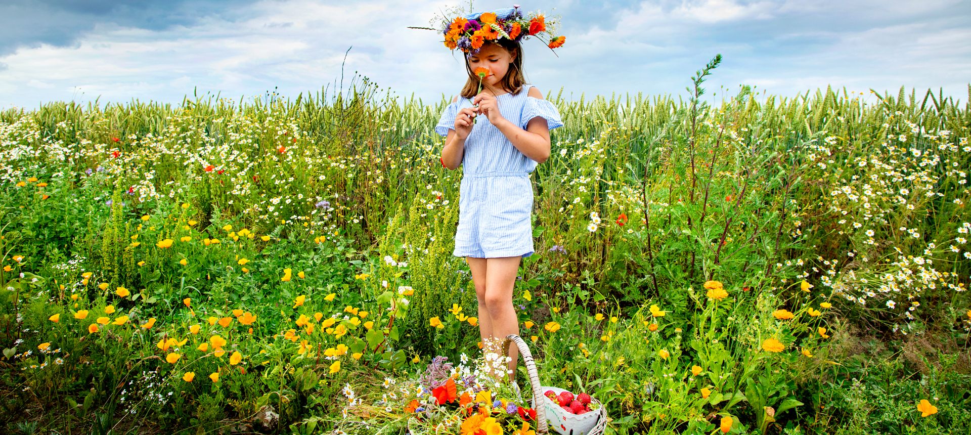 pige med blomster på mark