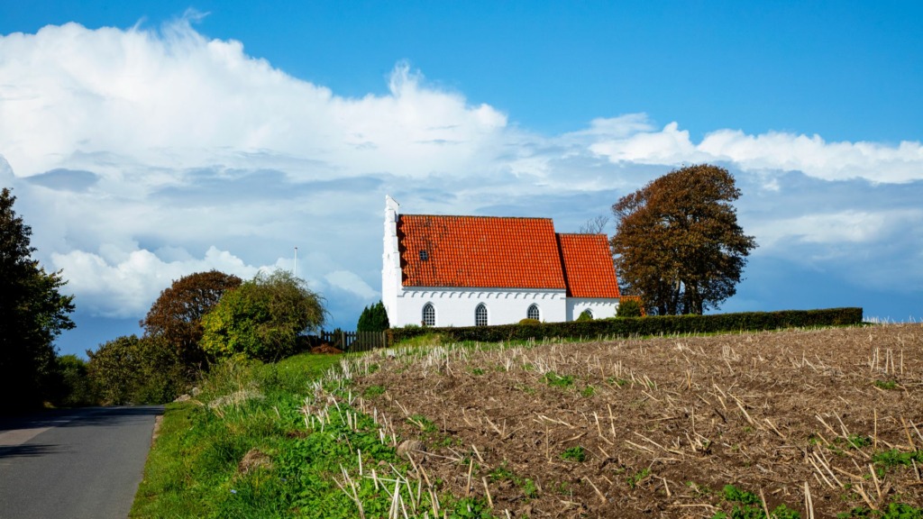 Feriemagasinet2025_Langør_Kirke_Fotograf_Jeanette_Phillipsen_VisitSamsø027