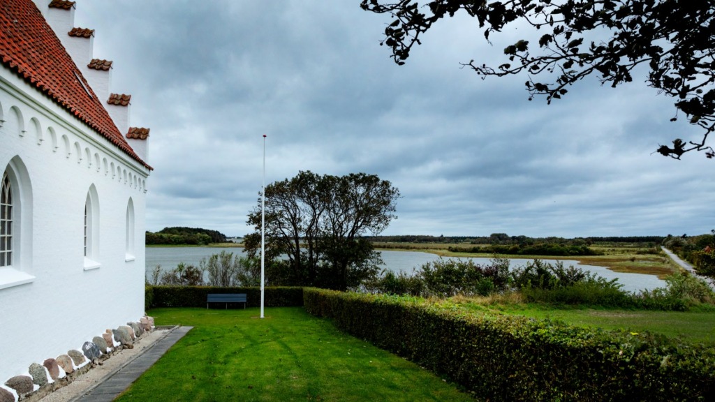 Feriemagasinet2025_Langør_Kirke_Fotograf_Jeanette_Phillipsen_VisitSamsø015