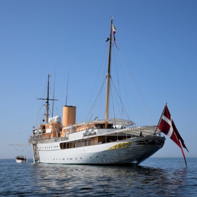 Kongeskibet-Dannebrog-Fotokreditering-Kongehuset-web-400x400